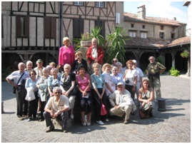 Le groupe devant les couverts de Lautrec (photo : Catherine Vidal)