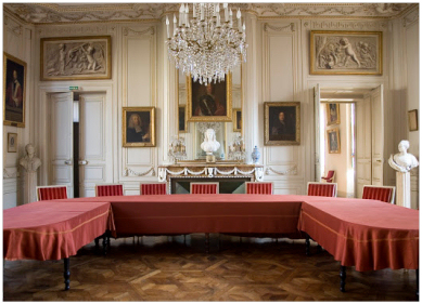 Le grand salon blanc de l'Académie des jeux Floraux où se réunissent les mainteneurs Le grand salon blanc de l'Académie des jeux Floraux où se réunissent les mainteneurs