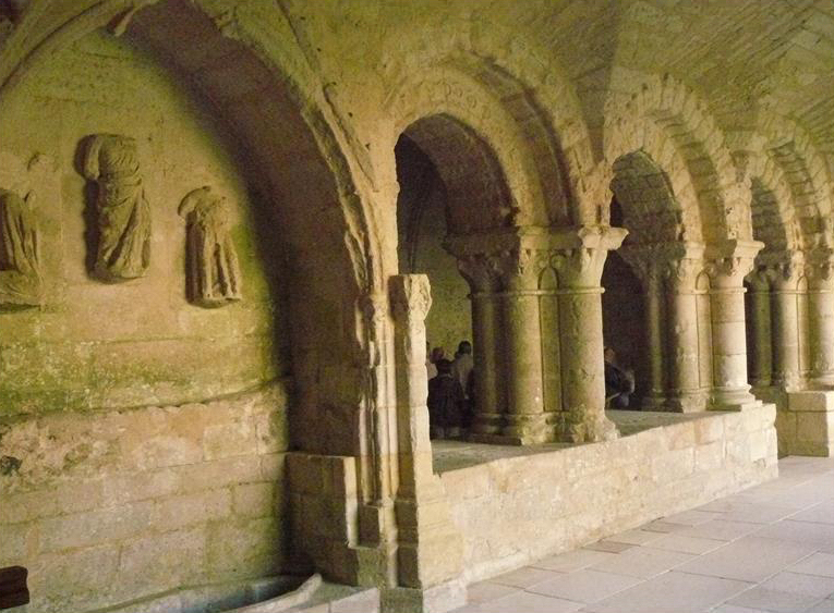 Abbaye de Nieul sur Autize. Cloître, enfeugothique et salle capitulaire