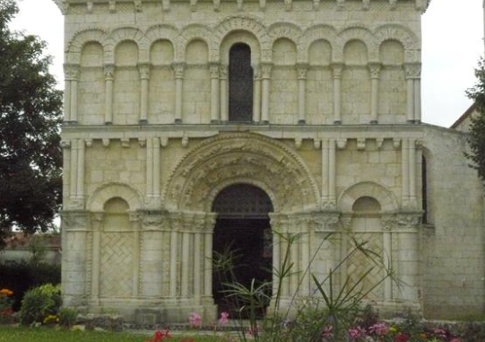 Echillais. Façade de Notre Dame de l'Assomption