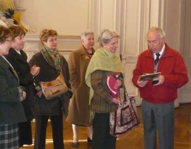Remise d'un souvenir à Odile Ferrandon *